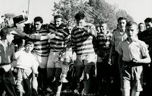 Coupe de France 1955 SOA XIII contre MARSEILLE
Un tour d'honneur au milieu des supporters:
Grangeon, Savonne, Parent, Barnaud.