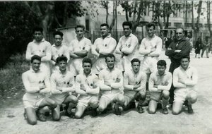 Présentation de l'équipe juniors championne de France 1951 en lever de rideau d'un match important tenu au stade vélodrome à Marseille