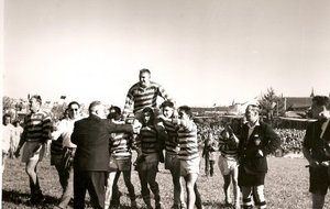 Coupe de France 1955 SOA XIII - MARSEILLE
Tour d'honneur A.Béraud porté  en triomphe
par Delaye,Duplan,Parent, Grangeon.